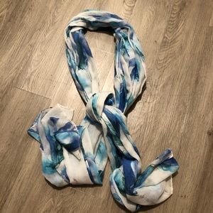 Pretty Blue and white floral scarf 🧣
